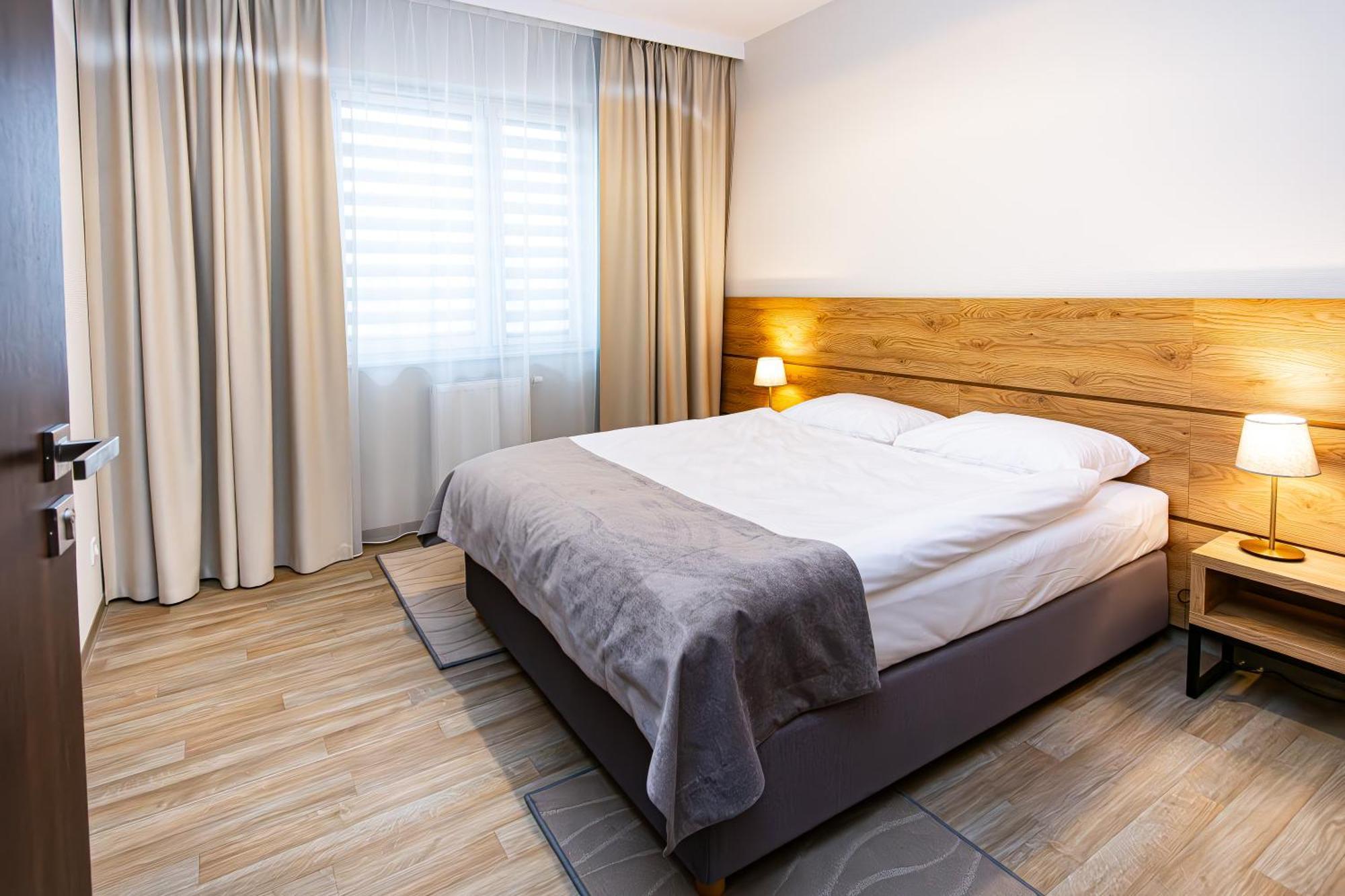 Novy Hotel Zielona Gora  Ngoại thất bức ảnh